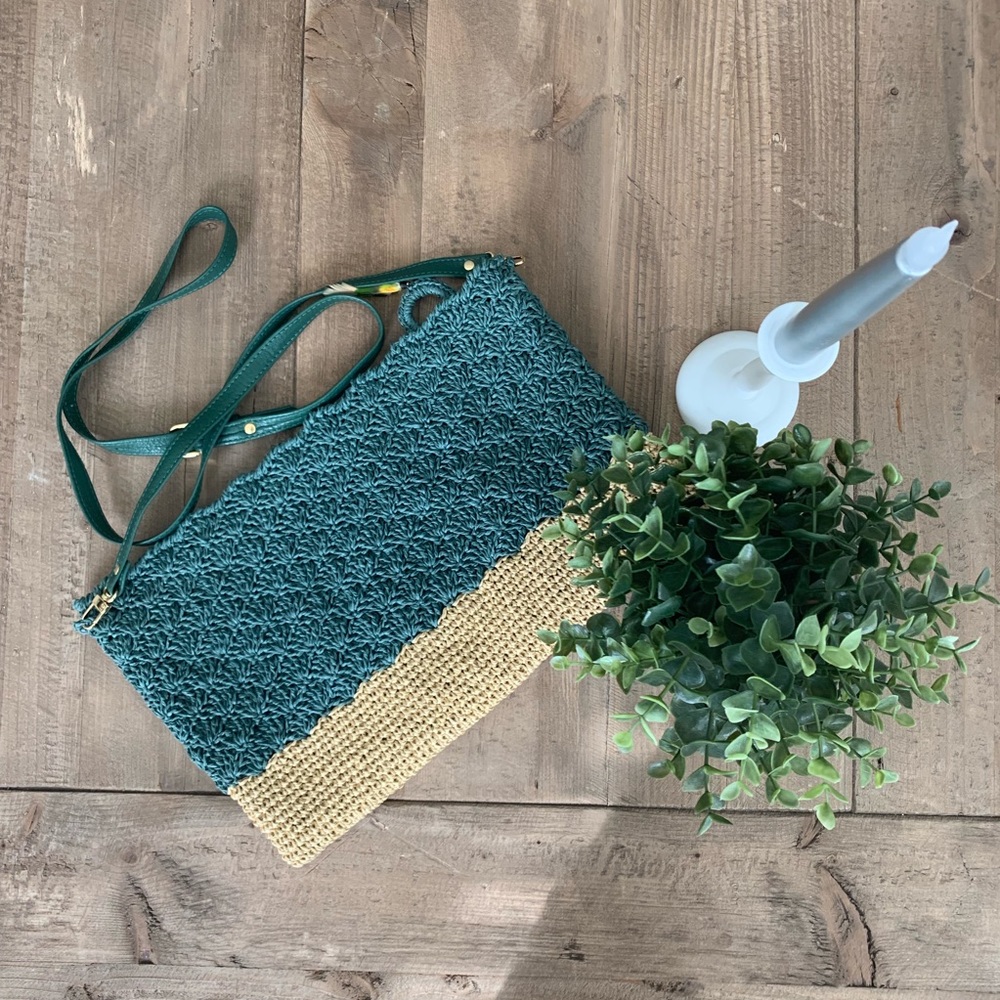 Green woven raffia messenger.